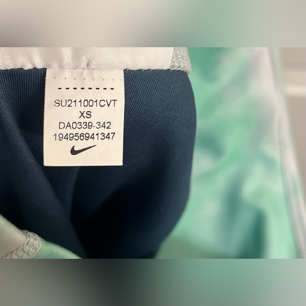 Like-New Nike Women’s size XS Green & White Tie-Dye Athletic Leggings - Picture 7 of 12